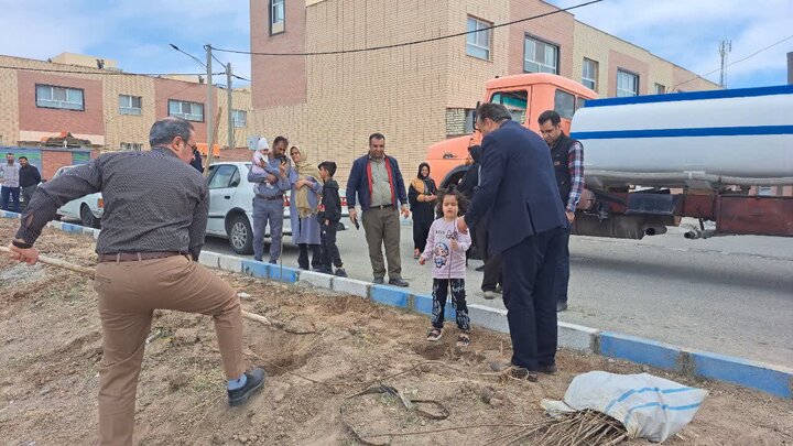 کاشت بیش از ۱۰۰ اصله نهال در روز طبیعت در نایین