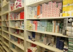 اهدای اقلام داروئی به مراکز خیریه نگهداری سالمندان توسط جمعیت هلال احمر نائین