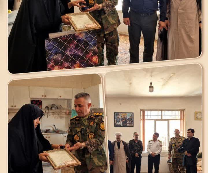 تجلیل فرمانده گروه ۴۴ توپخانه ارتش از خانواده شهید محمد سلمان در خوروبیابانک